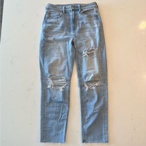Light Wash American Eagle Mom Straight Distressed Jeans - Size 4